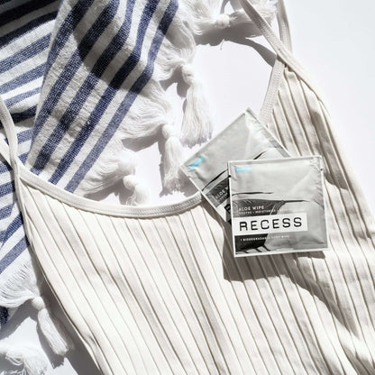 MAIN BENEFITReduces redness without the stinging. ADDITIONAL BENEFITSReduces redness.Soothes skin.No goopy gel.The first wipe dedicated to aloe for both face + body. Say ahhh.Soothe + Moisturize + RepairRECESS After Sun Aloe wipes soothe + moisturize sunb