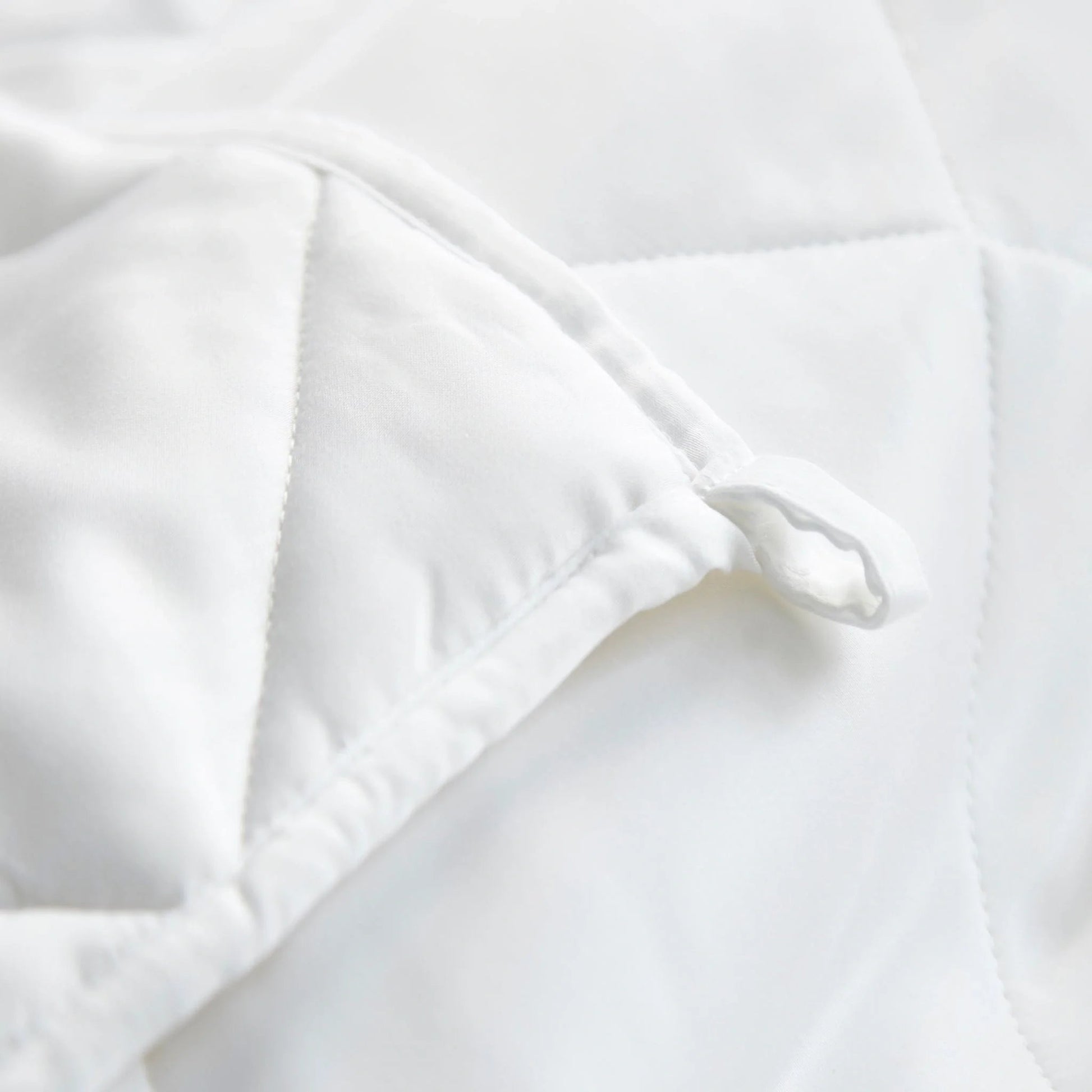Experience the cloud-like luxury Our 100% bamboo viscose duvet comforter—crafted for ultimate comfort and all-season breathability. Naturally cooling and moisture-wicking, it keeps you dry and cozy, night after night. Sleep better, knowing you’ve chosen a