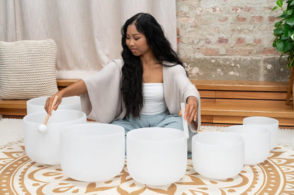 This professional 432 Hz Crystal Singing Bowl Chakra Set is perfectly tuned to the seven chakras in all seven notes. It is handcrafted with the utmost attention to sound and design to become the ideal instrument for creating your perfect sound bath. Safel