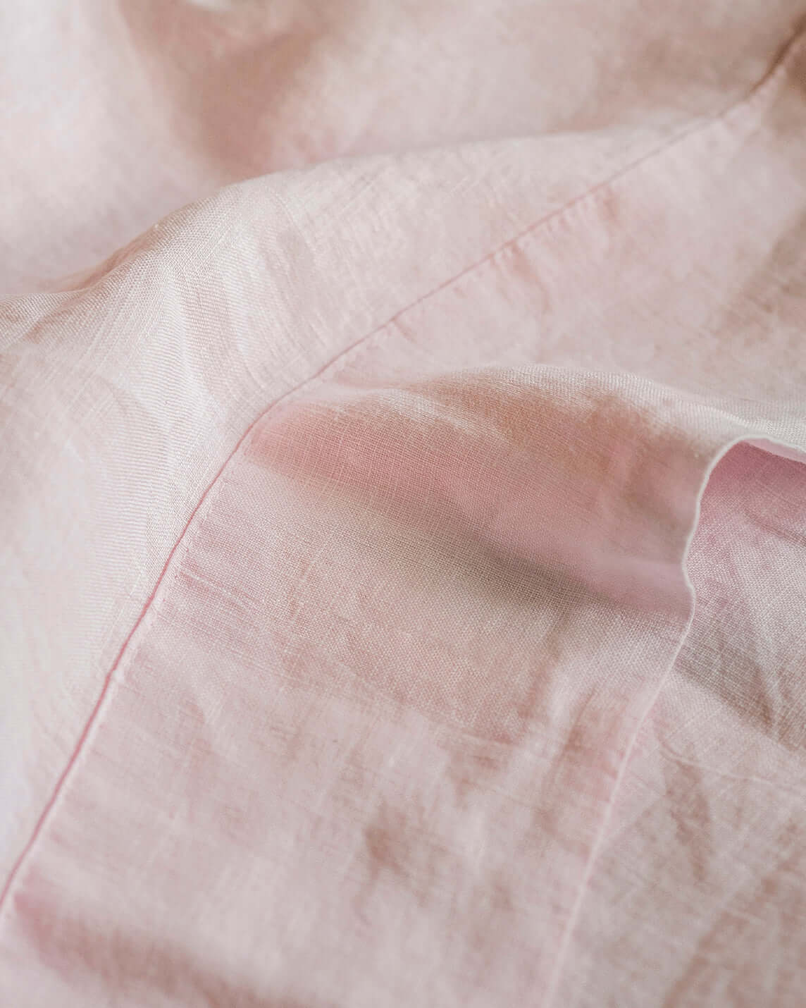 Protect your weighted blanket, throw, or comforter with an easy-to-wash, cool, and breathable linen cover. Perfectly sized to fit our weighted blankets and comforters, our European linen is stonewashed for softness and of the highest quality. Queen and Ki