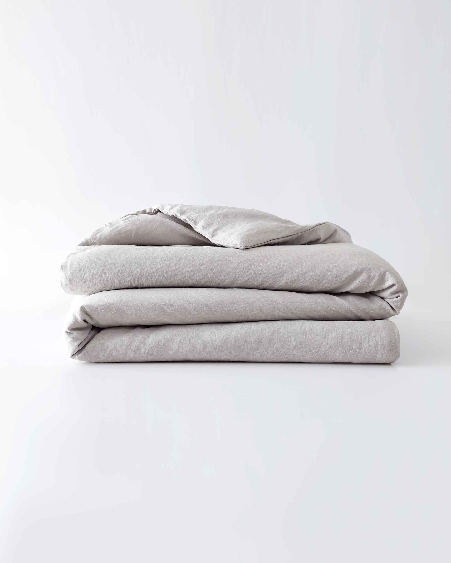 Protect your weighted blanket, throw, or comforter with an easy-to-wash, cool, and breathable linen cover. Perfectly sized to fit our weighted blankets and comforters, our European linen is stonewashed for softness and of the highest quality. Queen and Ki
