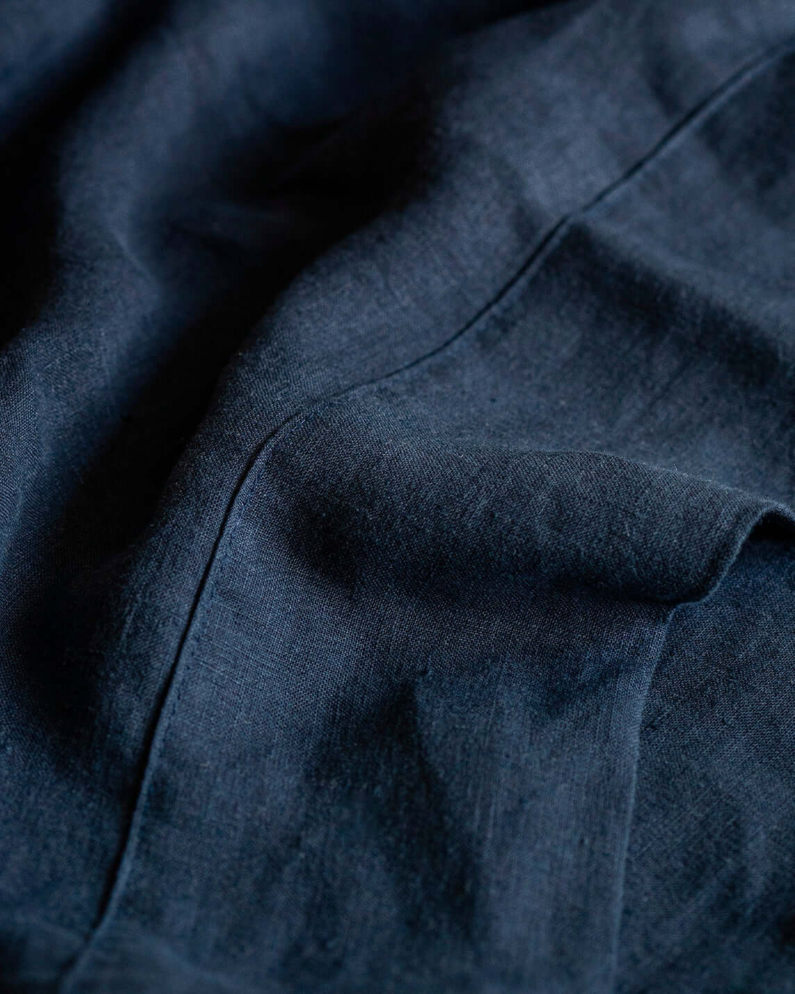 Protect your weighted blanket, throw, or comforter with an easy-to-wash, cool, and breathable linen cover. Perfectly sized to fit our weighted blankets and comforters, our European linen is stonewashed for softness and of the highest quality. Queen and Ki