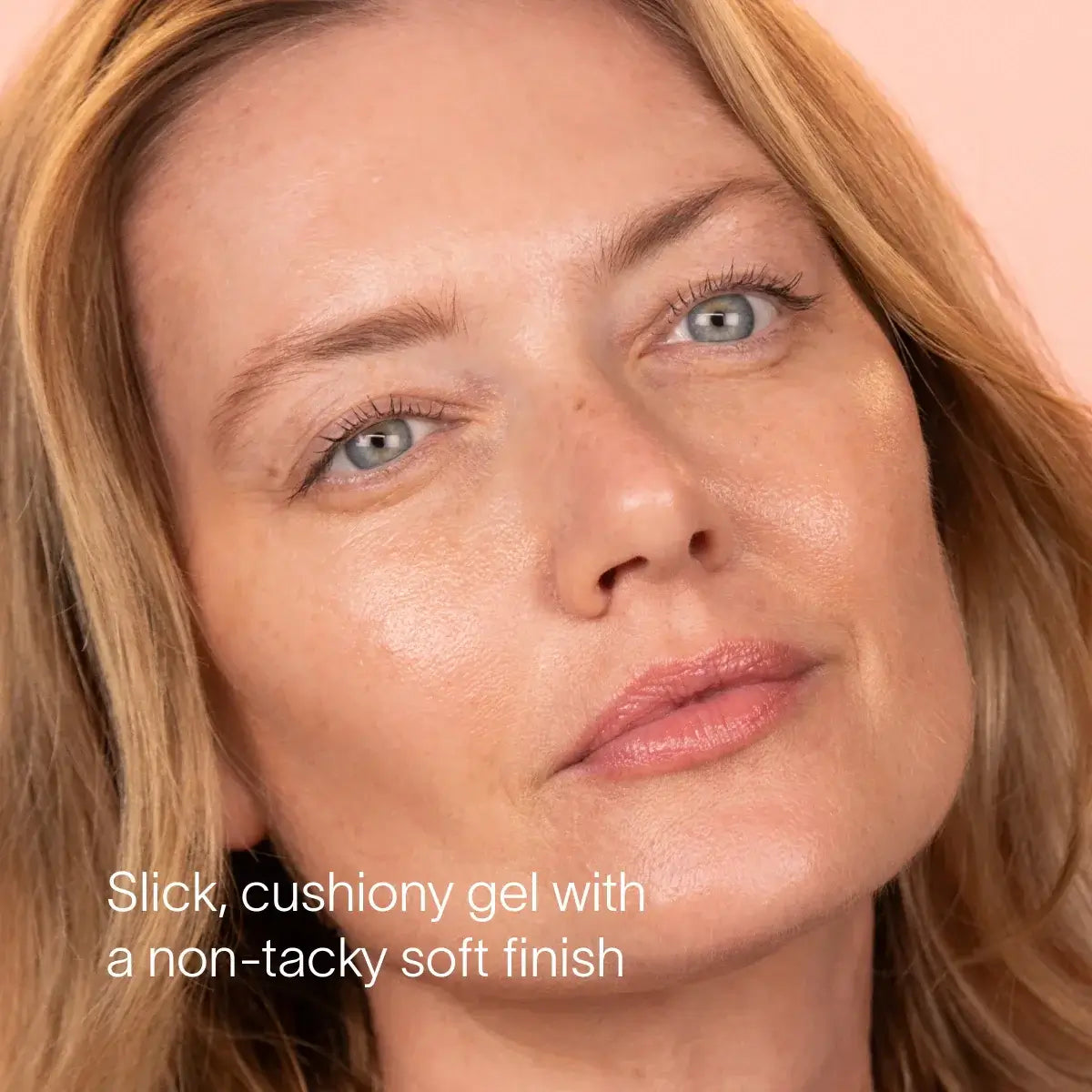 Boost your Wand. Supercharge your radiance.Powered by our exclusive LightBoost™ Complex, this silky, lightweight formula boosts the effects of light therapy while delivering deep, lasting hydration.Made for the 4-in-1 Skincare Wand, it cushions each sessi