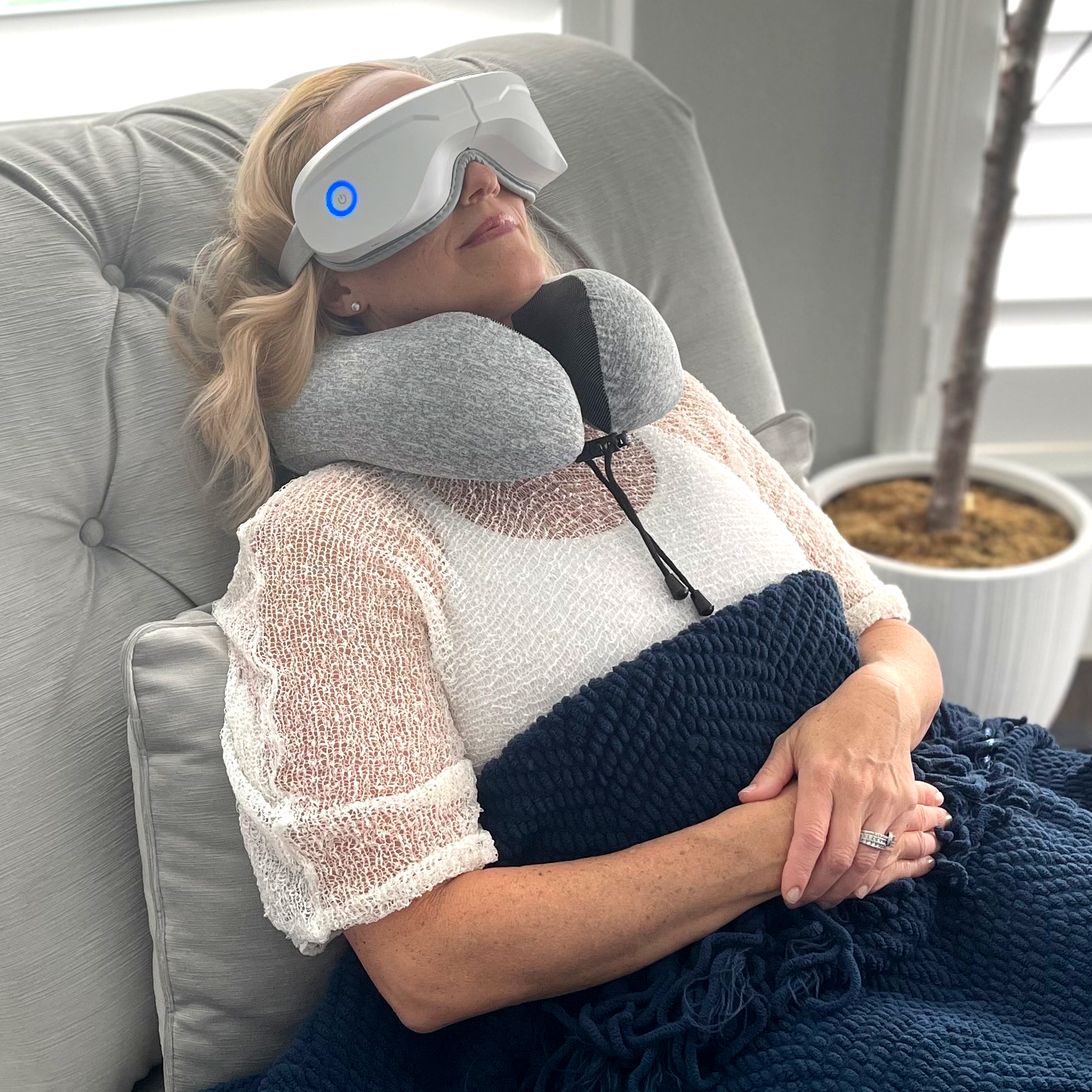 iReliev Relaxable™ Eye Massager with Heat – your ultimate solution for soothing relief and relaxation! This Ireliev heated eye massager offers rhythmic compression therapy, heat, and vibration to target 10 acupressure points around your eyes.