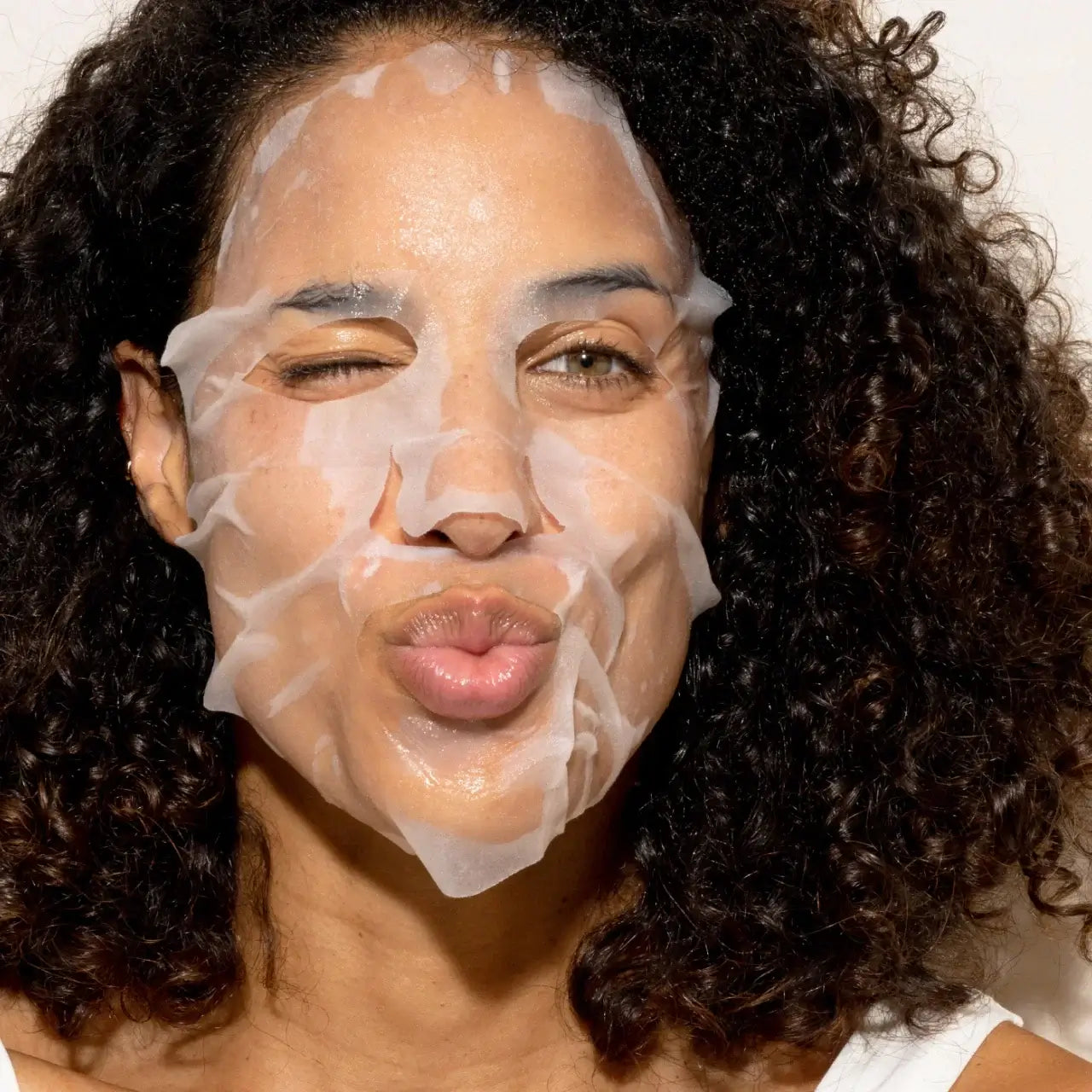 A profoundly clean, biodegradable water-gel mask developed to drench skin with a megadose of nourishing concentrate in a single treatment. Clean & fragrance-free Vegan & cruelty-free Dermatologist-tested