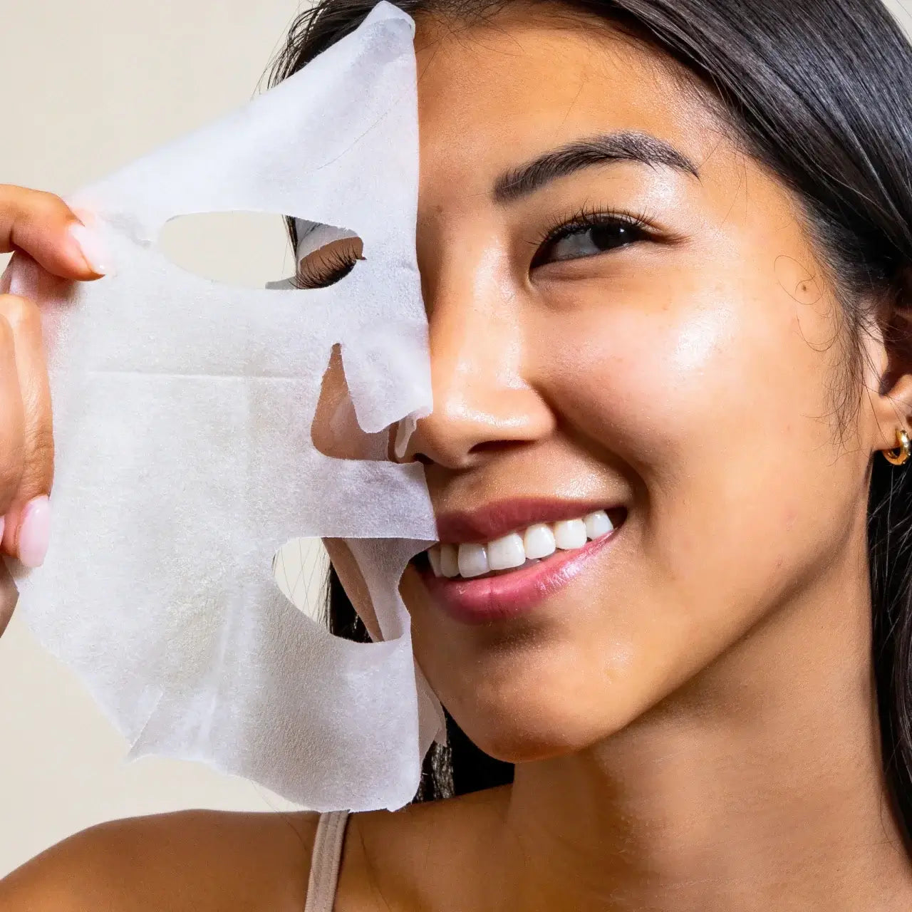 A profoundly clean, biodegradable water-gel mask developed to drench skin with a megadose of nourishing concentrate in a single treatment. Clean & fragrance-free Vegan & cruelty-free Dermatologist-tested