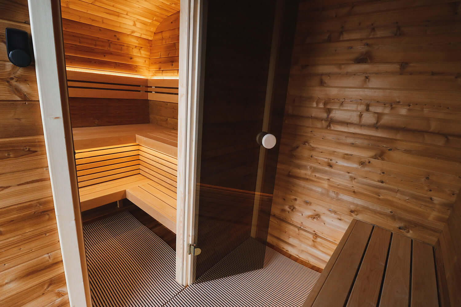 SAUNA EVOLUTION Elegant Serenity Sauna 5 🌟Discover the ultimate relaxation experience with our Elegant Serenity Sauna 5, designed for your comfort and serenity. Here's what makes it stand out:✨ Three-tiered Benches with Skirts: Enjoy the luxurious seatin