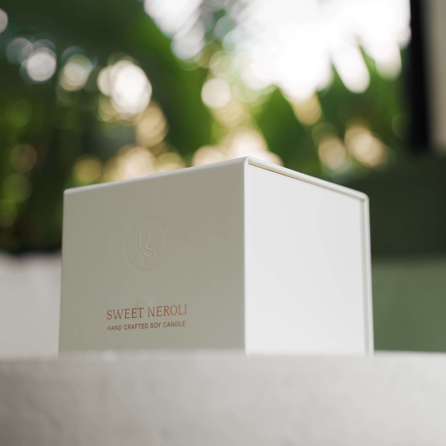 Sweet NeroliA refreshing aroma made from a blend of fragrances including top notes of rosemary and clementine lead into a herbaceous heart of basil and neroli, while a base of patchouli and sandalwood grounds the scent with a refreshing and revitalizing a