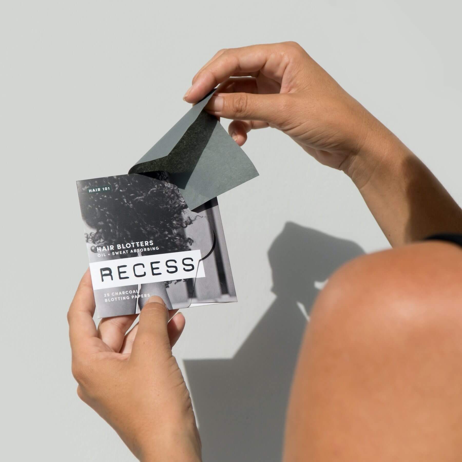 MAIN BENEFITAbsorbs grease, sweat + grime from the scalp to make good hair days last longer. ADDITIONAL BENEFITSHealthier than dry shampoo because we care about scalp care.Naturally deodorizes.Biodegradable.Oil + Sweat AbsorbingRECESS hair blotters absorb