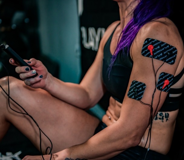 The features of the PlayMakar® SPORT Muscle Stimulator make it versatile and portable electric tens and ems units without sacrificing power. This system comes with 10 pre-set programs designed to help improve the quality of muscle warm-up, build strength,