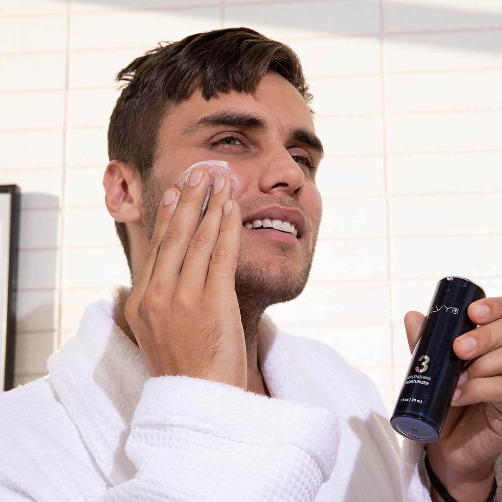 You're grinding 24/7, so should your moisturizer. Keep your face as fresh as you, day in and day out. Why stay dry? What it’s going to tackle: Dry patches and dehydration Rough, uneven texture Redness Pollution and damaging stuff in the air Post-shave irr