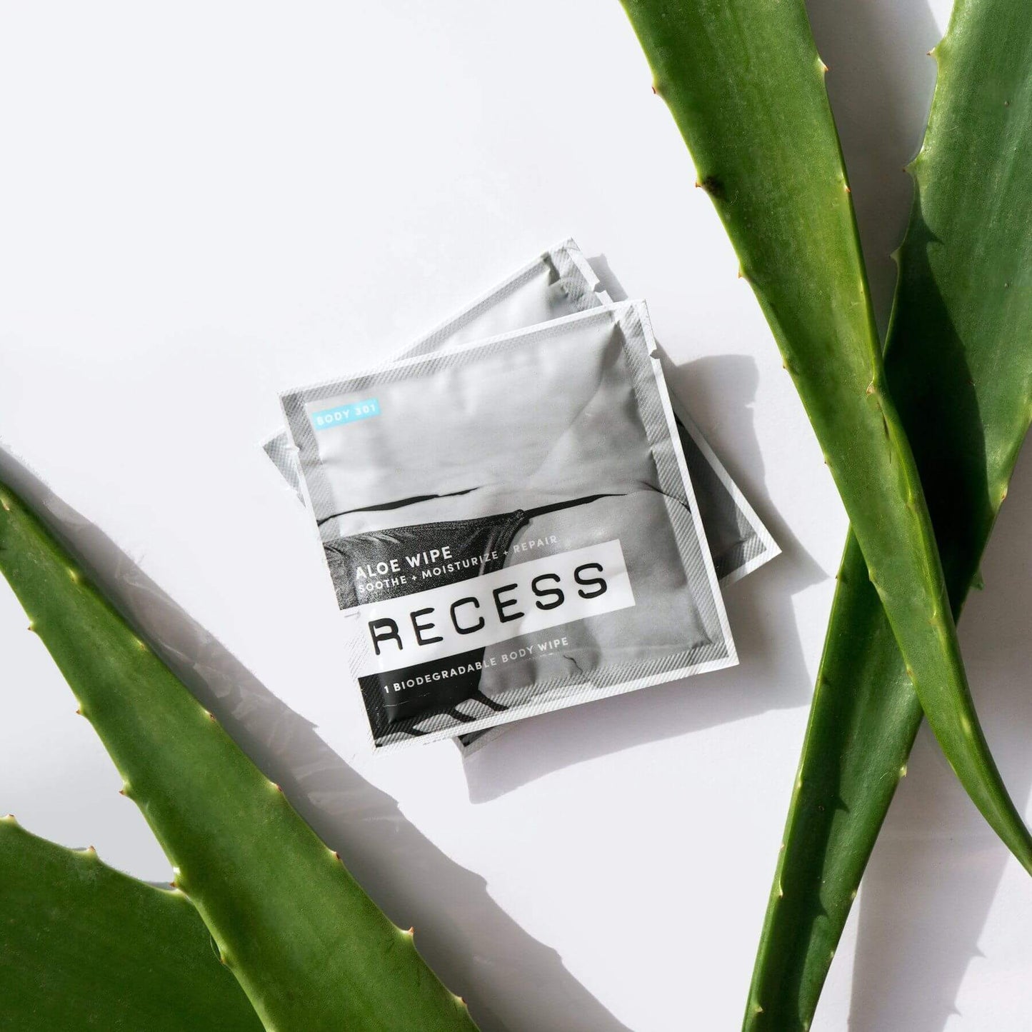 MAIN BENEFITReduces redness without the stinging. ADDITIONAL BENEFITSReduces redness.Soothes skin.No goopy gel.The first wipe dedicated to aloe for both face + body. Say ahhh.Soothe + Moisturize + RepairRECESS After Sun Aloe wipes soothe + moisturize sunb