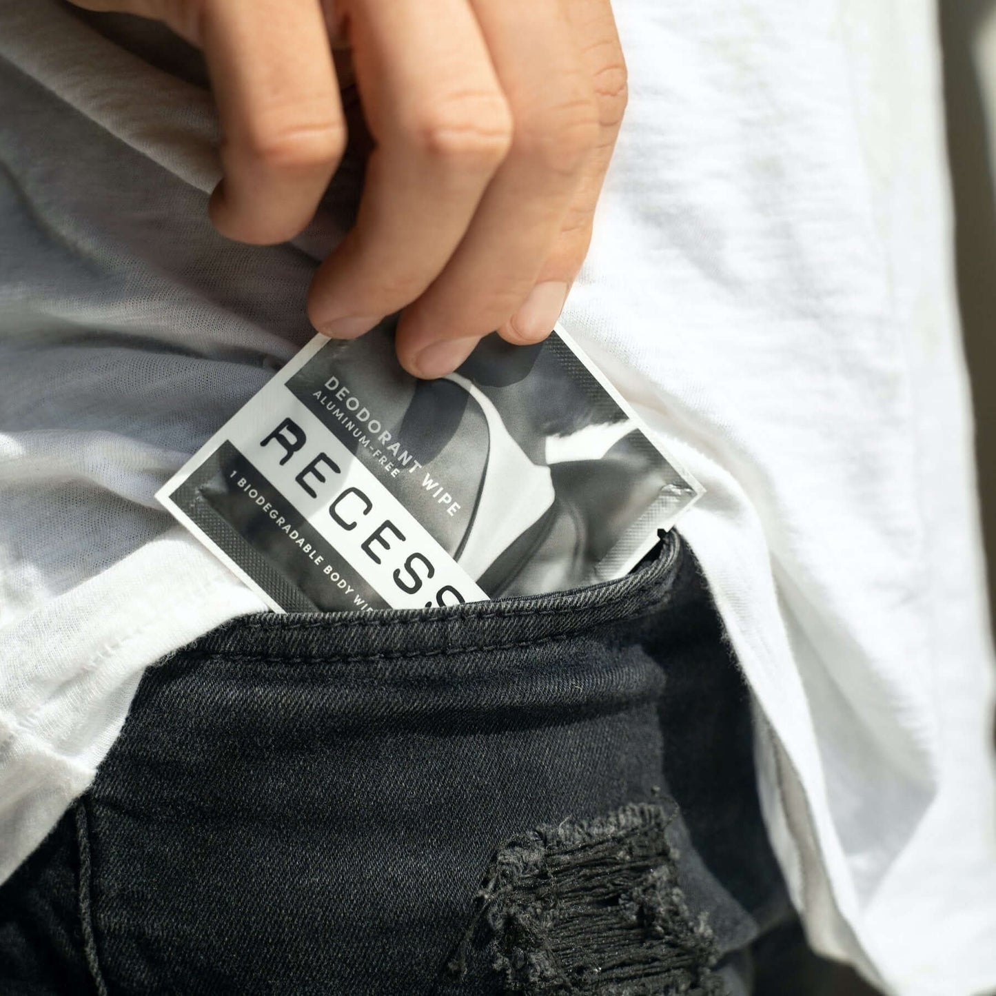 MAIN BENEFITOur bestseller! 50% of people reapply deodorant every day, reapplying stick deodorant layered on top of leftover deodorant and odor. Ick! Our Aluminum-free deodorant wipe solves this problem!ADDITIONAL BENEFITSRemoves sweat, odor + debris.Reap