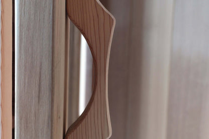 The SAUNA EVOLUTION Barrel Sauna Serenity Nature Air 4 is a natural oasis designed for relaxation and rejuvenation. Made from high-quality solid wood, this wooden sauna is the perfect way to connect with nature while enjoying the benefits of sauna therapy
