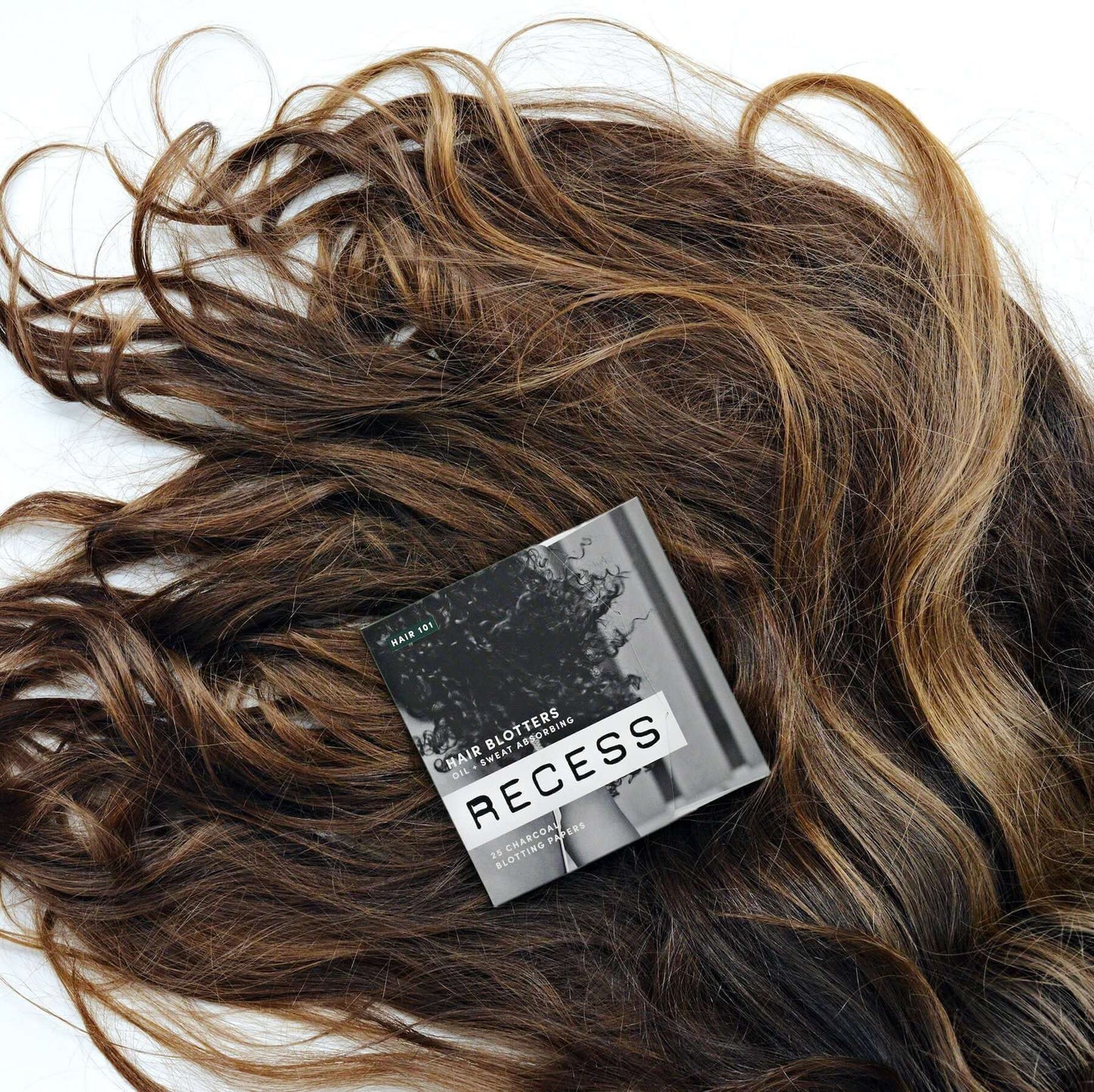 MAIN BENEFITAbsorbs grease, sweat + grime from the scalp to make good hair days last longer. ADDITIONAL BENEFITSHealthier than dry shampoo because we care about scalp care.Naturally deodorizes.Biodegradable.Oil + Sweat AbsorbingRECESS hair blotters absorb