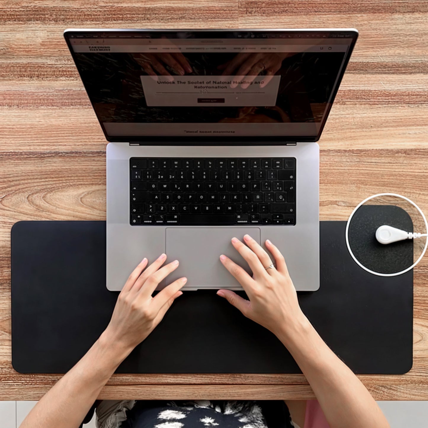 Reconnect with the Earth's energy with the versatile LUMYHEALTH™ Grounding Mat. Designed to reduce stress, improve circulation, and enhance sleep quality, this mat can also be used as a mouse pad or foot pad, offering comfort and support during your daily